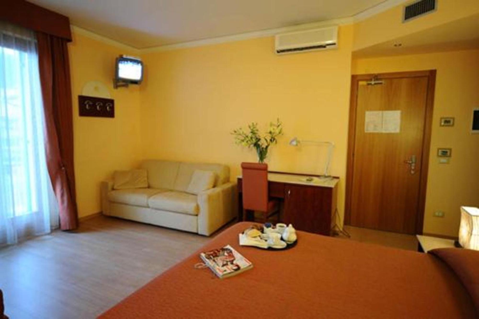 Hotel Al Sole - Enjoy Holiday Cavaion Veronese Exterior photo