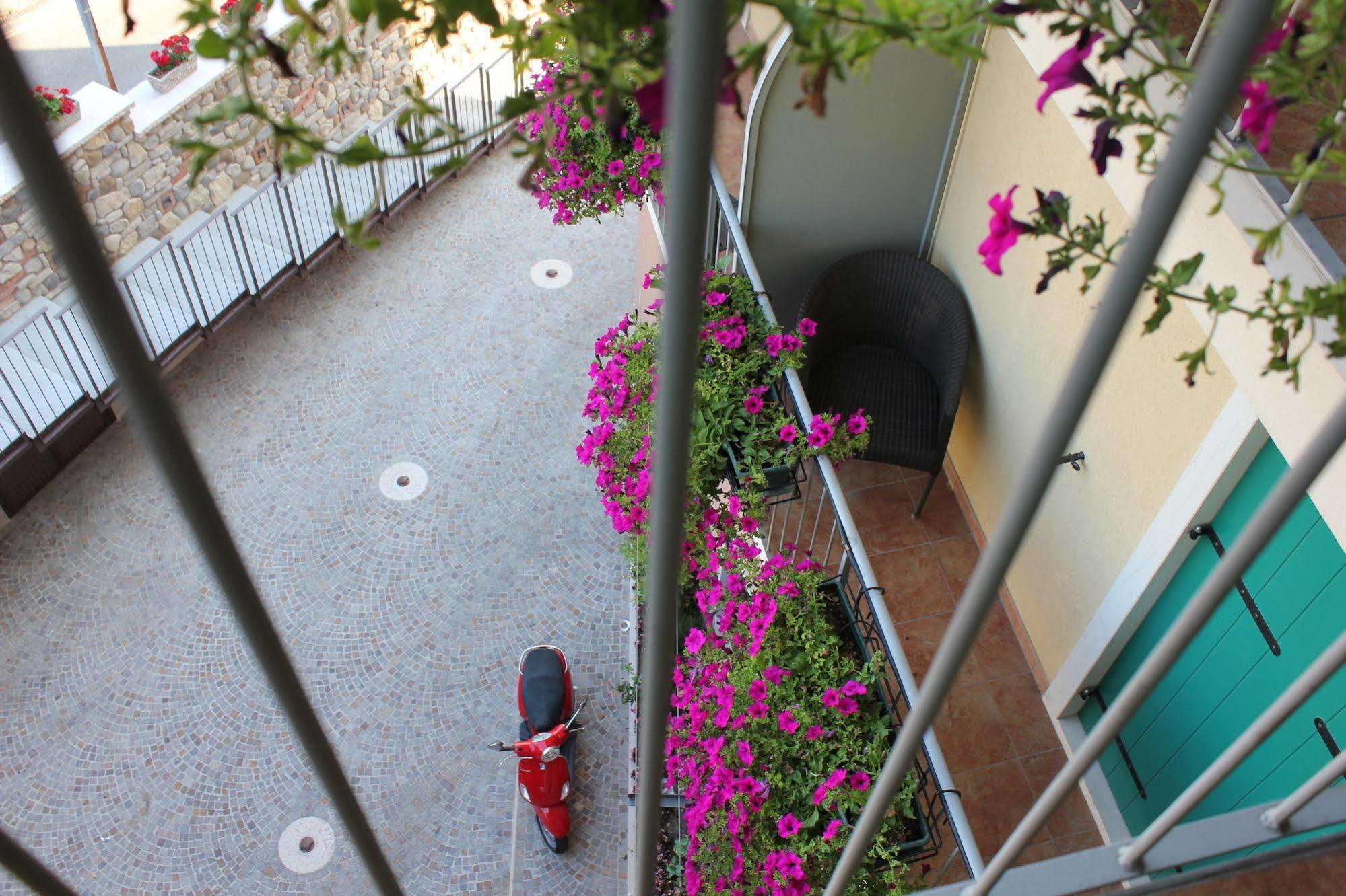 Hotel Al Sole - Enjoy Holiday Cavaion Veronese Exterior photo